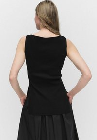 Czarny prążkowany top na ramiączkach z dekoltem w serek, bocznymi rozcięciami i dopasowanym krojem, wykonany z teksturowanej tkaniny.