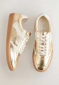 Goldene und weiße Ledersneaker mit perforierter Zehenpartie, ausgestattet mit einer Gummisohle und traditioneller Schnürung.