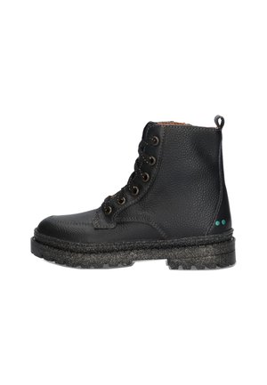 Zwarte leren enkelboots met een gestructureerde afwerking, zes oogjes en metalen veters. Dikke, sprankelende rubberen zool met kleine groene accenten.