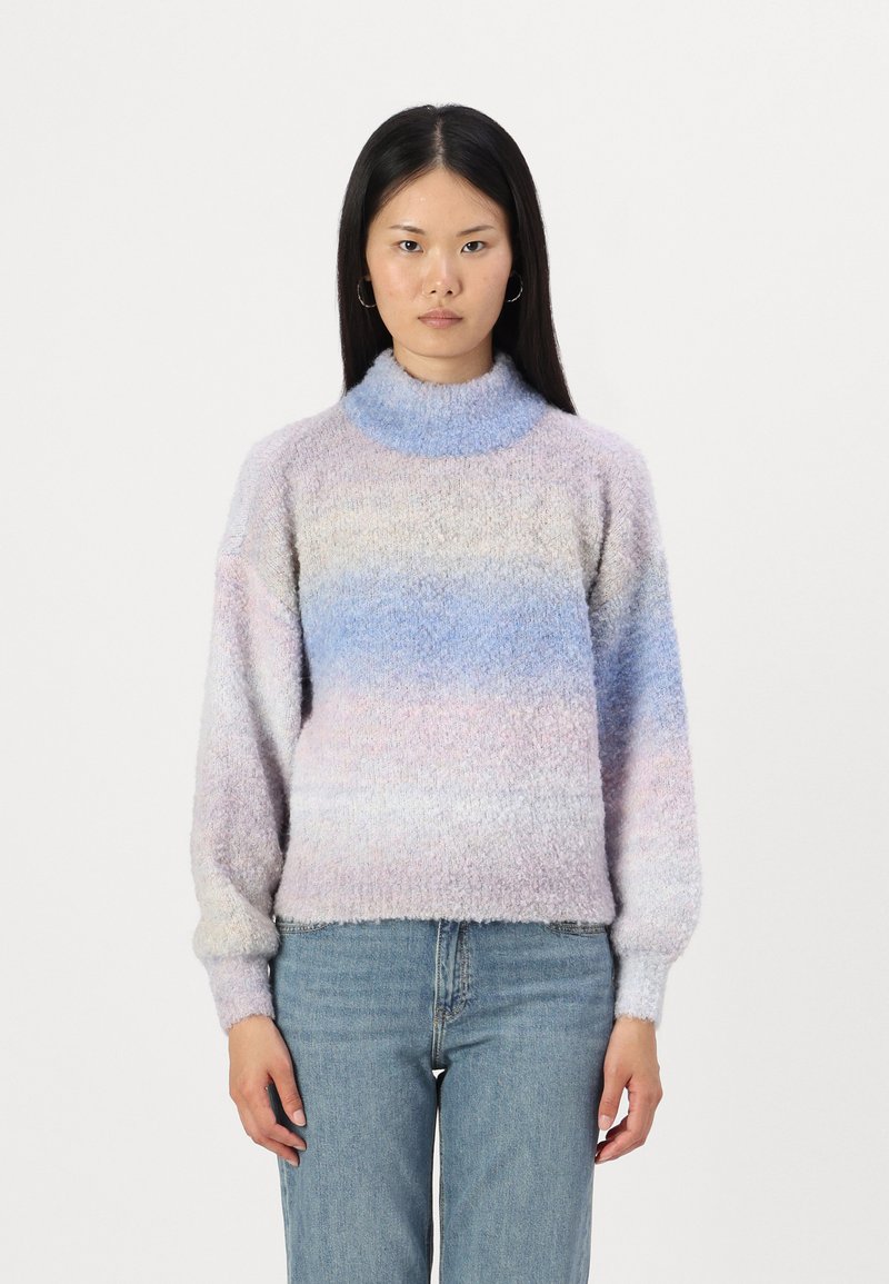 Maglione a pullover in morbido tessuto peloso con strisce o ombre pastello di rosa, blu e lavanda. Collo alto e polsini a coste.