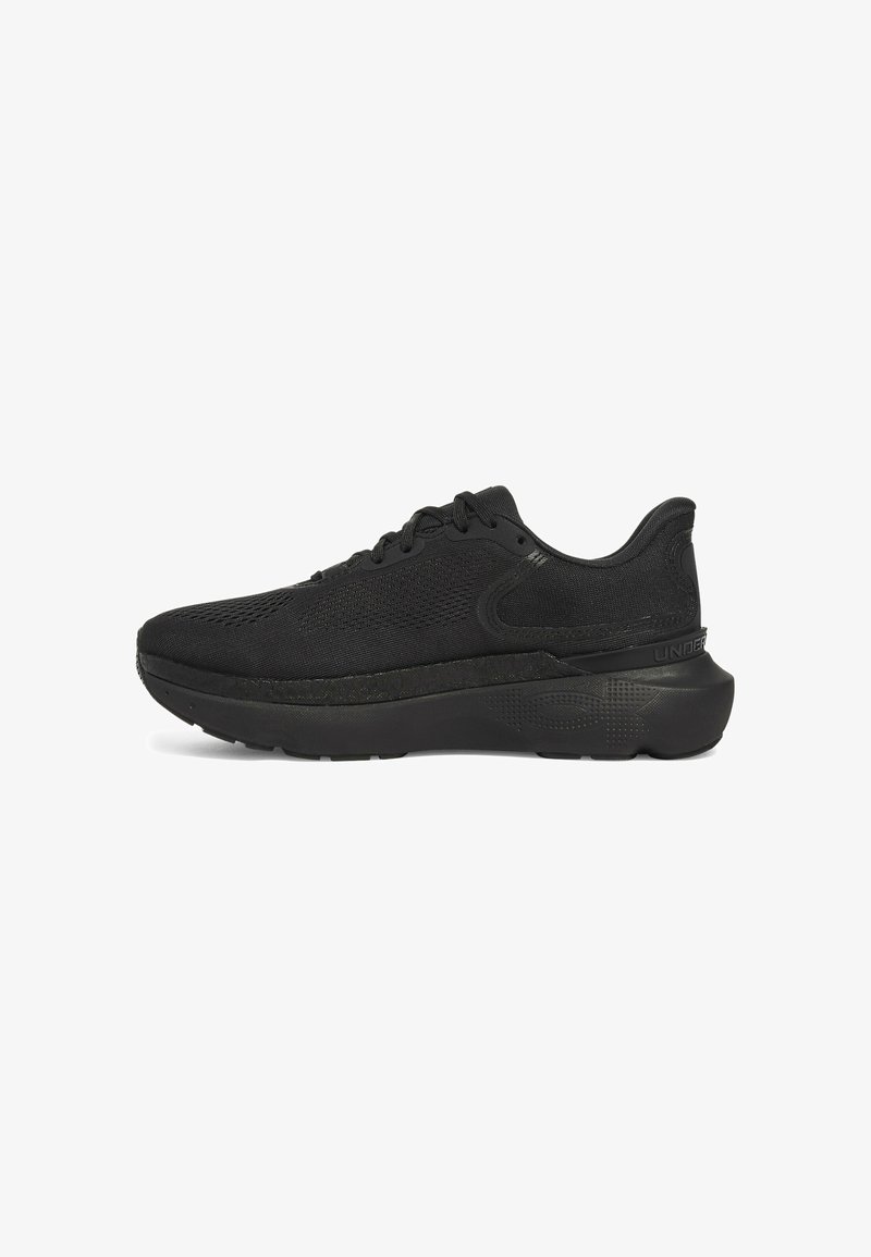 Baskets de sport noires avec un extérieur en mesh, semelle rembourrée, accents texturés et un design épuré pour le confort et le soutien.