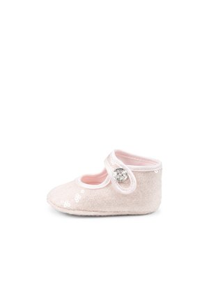 Chausson pour bébé rose clair en tissu doux, avec une sangle sécurisée et un bouton décoratif, ainsi qu'une broderie florale le long du bord.