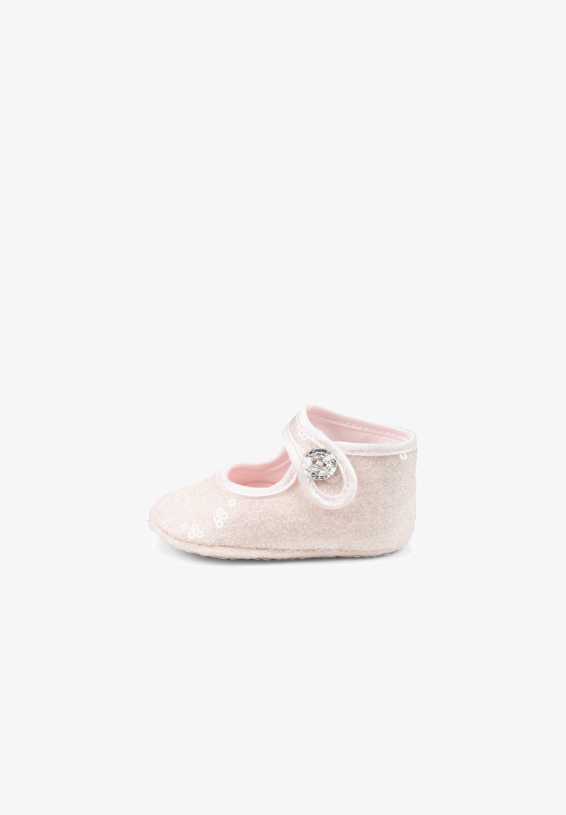 Chausson pour bébé rose clair en tissu doux, avec une sangle sécurisée et un bouton décoratif, ainsi qu'une broderie florale le long du bord.