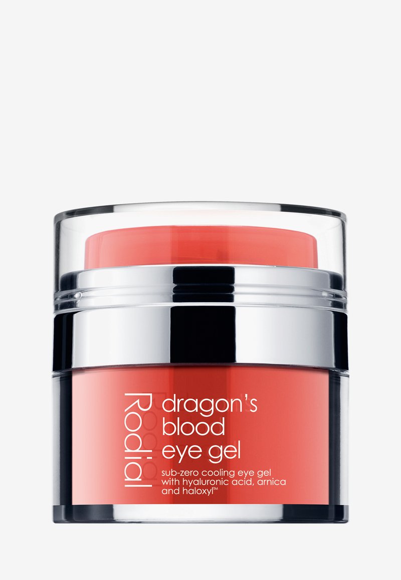 Rodial Dragon's Blood Eye Gel in einem transparenten Glas mit einem silbernen Deckel. Das Gel hat einen lebhaften Korallenton und ist zur Kühlung und Hydratation gedacht.