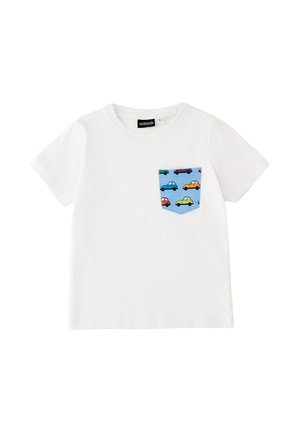 Biały t-shirt z krótkim rękawem i jasnoniebieską kieszenią na piersi z kolorowymi ilustracjami samochodów w kolorach czerwonym, zielonym, żółtym, fioletowym i niebieskim.