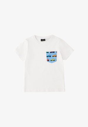 Biały t-shirt z krótkim rękawem i jasnoniebieską kieszenią na piersi z kolorowymi ilustracjami samochodów w kolorach czerwonym, zielonym, żółtym, fioletowym i niebieskim.