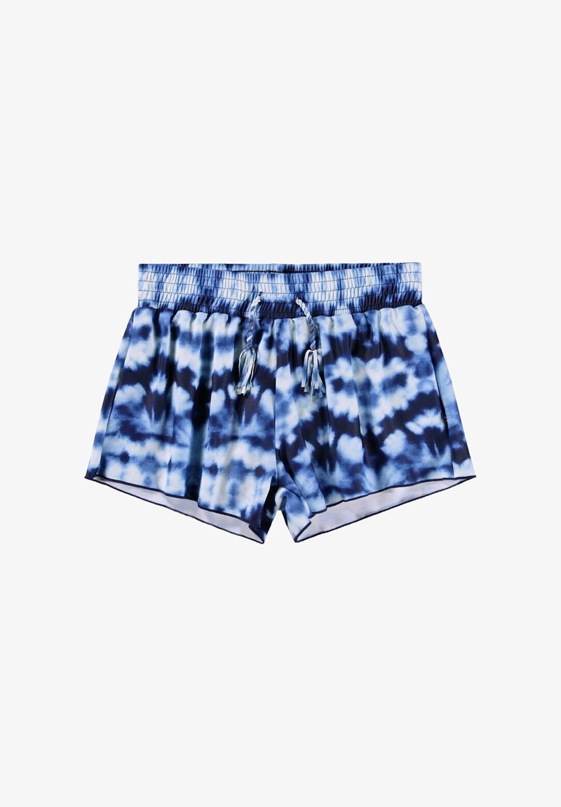 Bañador corto con estampado tie-dye en tonos azules, con cintura elástica, cierre con cordón y textura suave. Presenta patrones en diferentes tonalidades de azul.