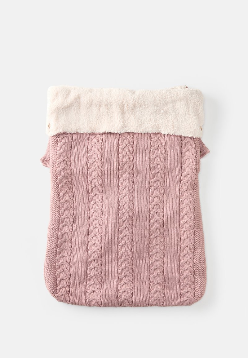 Strikkede votter i myk rosa med kabelmønster, toppet med en kremfarget syntetisk pelsmansjett. Med en fold-over design for en tettsittende passform.