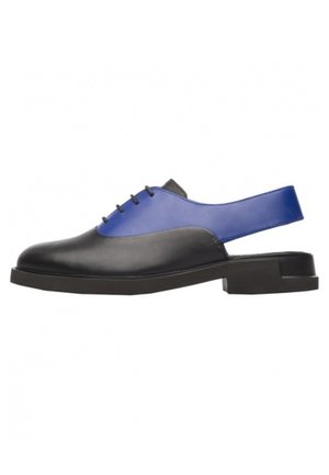 Zwart-blauwe leren slingback schoen met veters aan de voorkant en lage blokhak, zijaanzicht op witte achtergrond.