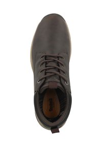 Zapato de cuero marrón con cordones tonales, suela de goma, un cuello acolchado y una plantilla acolchada con la marca en el interior.