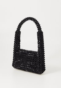 Schwarze Perlenhandtasche mit rechteckiger Form, die einen strukturierten Körper, einen runden Griff und eine strukturierte Oberfläche aus glänzenden Perlen aufweist.