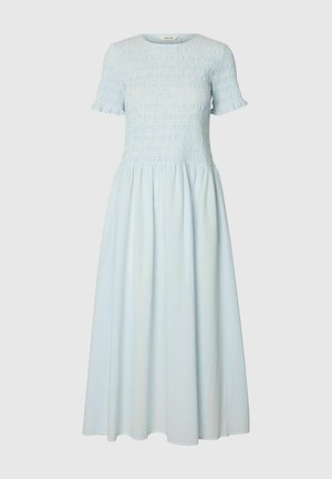 Robe midi bleu clair avec manches courtes bouffantes, corsage smocké, encolure ronde et jupe fluide avec des rayures verticales subtiles.