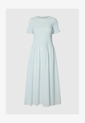 Robe midi bleu clair avec manches courtes bouffantes, corsage smocké, encolure ronde et jupe fluide avec des rayures verticales subtiles.