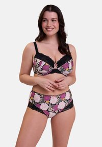 Soutien-gorge noir en dentelle et culotte taille haute avec un motif floral rose, violet et vert sur fond noir. Bretelles réglables.