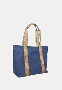 Borsa tote in tessuto blu con manici a strisce beige a motivo mappa. Presenta due manici lunghi e una forma rettangolare semplice. Nessun ulteriore accessorio.
