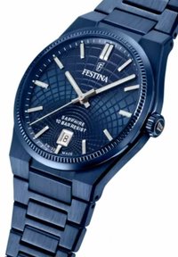 Orologio in metallo blu navy con quadrante texturizzato, indicatori delle ore argentati, display della data e bracciale in acciaio inossidabile. Presenta un vetro zaffiro e resistenza all'acqua di 10 bar.