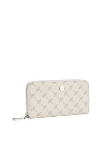 Portafoglio in pelle beige con motivo a rilievo di piccole foglie, chiusura con zip e dettagli in metallo argentato, caratterizzato da un logo circolare sul davanti.
