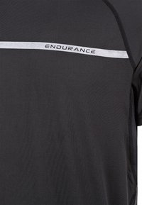 Sort træningsshirt med korte ærmer, prydet med en grå vandret stribe og ordet "ENDURANCE" i hvid. Glat tekstur, tætsiddende design.