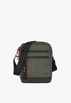 Kompaktowa oliwkowa torba na ramię z czarnymi akcentami, z dwoma zamykanymi kieszeniami i regulowanym paskiem. Teksturowany, trwały materiał.
