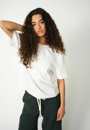 - T-shirt basic