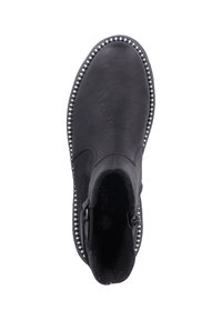 Černé kožené kotníkové boty s elastickými bočními panely, bílým prošitím, kulatou špičkou a nízkým podpatkem. Hladký povrch, minimalistický design.