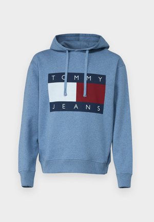 Svijetloplava puloverica s kapuljačom i vezicama, s velikim grafičkim dizajnom u tamnoplavoj, crvenoj i bijeloj boji, s natpisom "TOMMY JEANS".