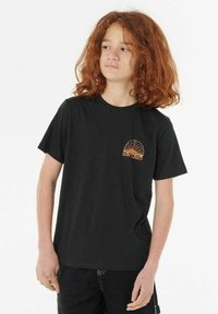 T-shirt nera a maniche corte in cotone, con una piccola grafica colorata di un sole e testo nella zona sinistra del petto.