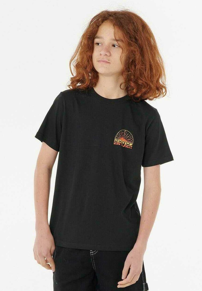 T-shirt nera a maniche corte in cotone, con una piccola grafica colorata di un sole e testo nella zona sinistra del petto.