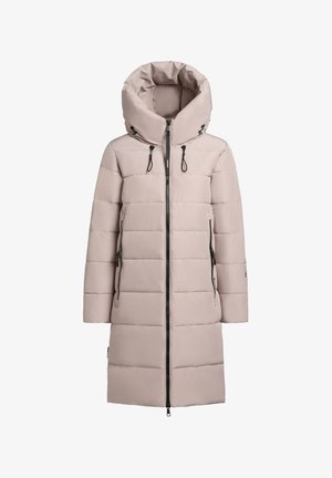 Világos rózsaszín puffkabát magas gallérral, teljes elülső cipzárral és állítható kapucnival. Jellemzője a vízszintes steppelt panelek és az oldalsó zsebek.