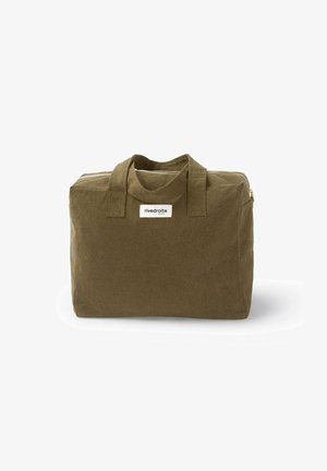 Sac rectangulaire vert khaki en tissu texturé. Équipé d'une fermeture éclair sur le dessus, de deux courtes poignées et d'une étiquette de marque blanche sur un côté.
