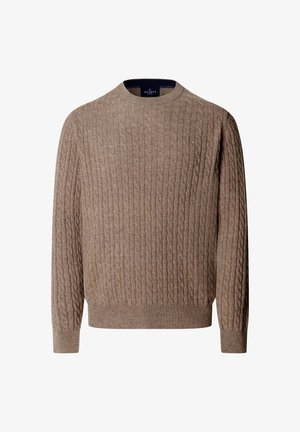 Maglione a trecce di colore marrone chiaro con colletto rotondo, polsini e orlo a coste. Presenta un logo discreto sul petto, realizzato in materiale morbido.