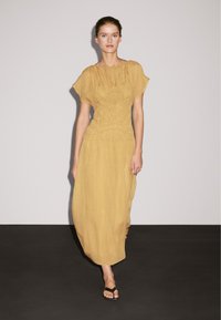 Massimo Dutti FLARED MIDI WITH EMBROIDERED DETAIL - Jurk - mustard yellow