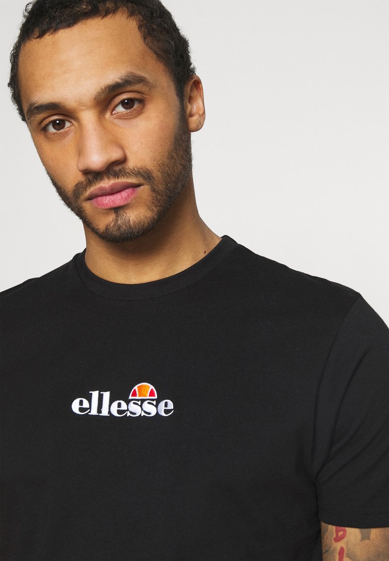 Herren T-Shirts basic | Ellesse MAVOZ UNISEX T-Shirt print black/schwarz - YA49624 Herren T-Shirts basic | Ellesse MAVOZ UNISEX T-Shirt print black/schwarz - YA49624
