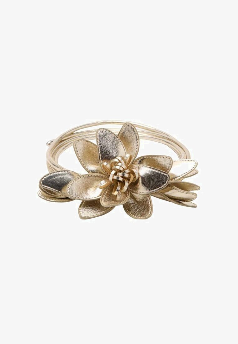 Bracelet en métal doré avec un design de pétales superposés et un centre tressé, doté d'une texture lisse et d'une finition brillante.