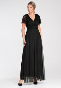 Schwarzes Maxikleid mit kurzen durchsichtigen Ärmeln, einem V-Ausschnitt und einem taillierten Oberteil, das einen fließenden Rock mit subtiler, geschichteter Textur hat.