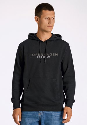 Zwarte hoodie met een voorzak, trekkoordkap en grijze tekst "Kopenhagen". Gemaakt van zachte stof met een gladde textuur.