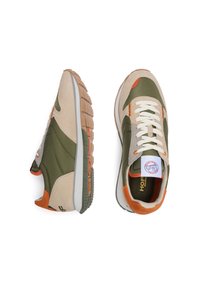 Scarpe da ginnastica athletic con una combinazione di suede beige, tessuto verde oliva e dettagli arancioni; suola in gomma testurizzata; design classico con lacci.