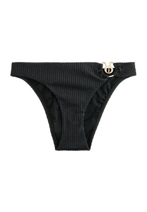 Černé spodní díly bikin s jemnými vertikálními pruhy a ozdobnou zlatou sponou s dvojitým kroužkem na levém boku pásu.