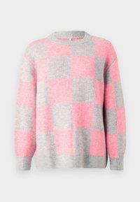 Roze en grijs geruite gebreide trui met een ronde halslijn, lange mouwen en ribgebreide manchetten en zoom. Zachte textuur met een comfortabele pasvorm.