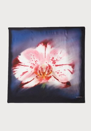 Zīda šalle ar izplūdušu orhideju dizainu rozā un baltā krāsā, uz tumši zilas fona, ar melnu maliņu un logotipu stūrī.