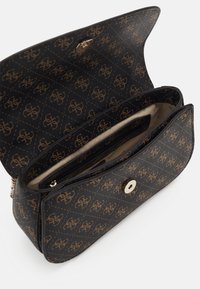 Bruine handtas met een patroon en een textuur aan de buitenkant, voorzien van een gouden drukknoopsluiting en meerdere compartimenten aan de binnenkant voor organisatie.