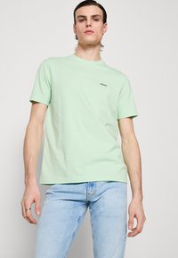 BOSS TEE - Jednoduché tričko - open green