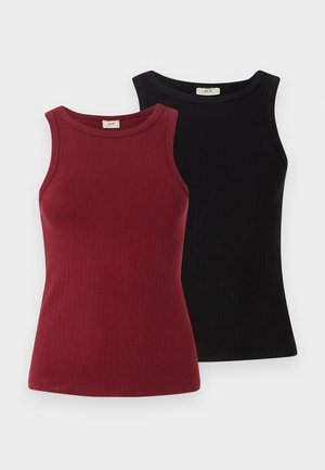 Zwei gerippte Tanktops: eines in Bordeauxrot und eines in Schwarz. Beide haben ein tailliertes Design mit einem runden Ausschnitt und einer glatten Textur.