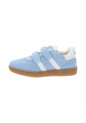 Zapatilla azul claro para niño pequeño con doble cierre de Velcro, lengüeta trasera blanca, rayas laterales blancas y suela de goma marrón.