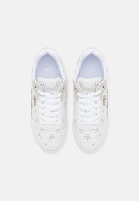 Sneaker bianchi con motivi a rilievo del logo, dettagli in beige testurizzato e lacci bianchi. Presentano una linguetta imbottita e una suola liscia.