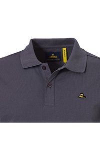 Grijze polo met een kraag, twee knopen en een klein geel geborduurd logo. Gemaakt van textuurstof met een klassieke pasvorm.