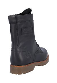 Botín de cuero negro hasta el tobillo con cordones en la parte frontal, cremallera lateral, detalle de costura en naranja y suela de goma marrón resistente. Textura suave, diseño robusto.