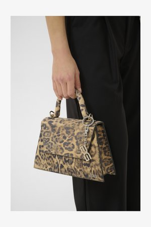 Leeuwenhuid tas van leer, met een gestructureerde vorm, een handvat aan de bovenkant en een zilveren kettingaccent met logo-detail.