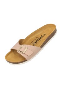 Slide sandal gemaakt van lichtroze synthetisch materiaal met een brede band en een verstelbare gesp in goudkleur. Het heeft een getextureerde voetbed en een witte zool.