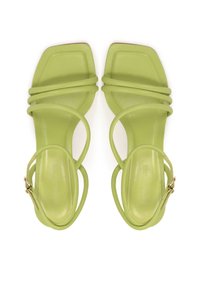Sandales vertes à lanières avec orteils carrés, fabriquées en matériau lisse, dotées de deux larges lanières et d'une boucle dorée pour un ajustement réglable.